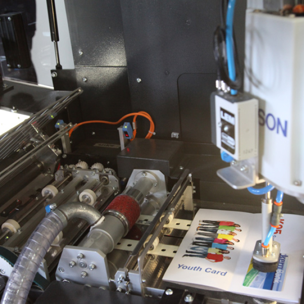 Kartenverarbeitungs-Lösung Kern 91 | Carrier Feder and card affixing